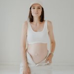 Pierwsze krągłości: kiedy brzuszek zaczyna być widoczny i co na to wpływa?