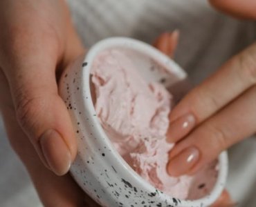 Kremowy róż bez tajemnic: krok po kroku do świeżej, naturalnej cery