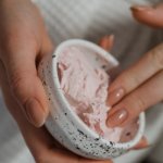 Kremowy róż bez tajemnic: krok po kroku do świeżej, naturalnej cery