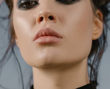 Sekrety makijażu, który unosi opadającą powiekę: 7 prostych zasad