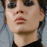 Sekrety makijażu, który unosi opadającą powiekę: 7 prostych zasad