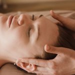 Peeling skóry głowy w domu: prosty przewodnik krok po kroku do czystszych cebulek i bardziej bujnych włosów