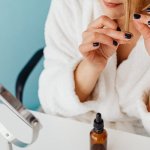 Efekt WOW dla wysokoporowatych włosów: jaki olej wybrać i jak olejować, by wreszcie lśniły