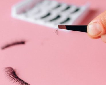 Kępki rzęs bez stresu: domowa aplikacja krok po kroku dla efektu WOW