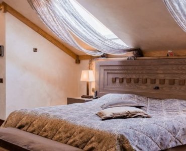 Metamorfoza poddasza: 12 sprytnych sposobów na sypialnię marzeń pod skosami
