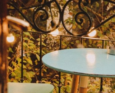 Mały balkon, wielkie możliwości: sprytne patenty na przytulną oazę w bloku