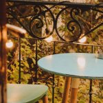 Mały balkon, wielkie możliwości: sprytne patenty na przytulną oazę w bloku