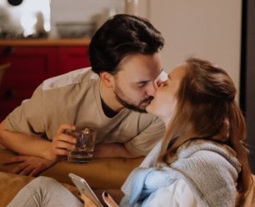Miłość w kapciach: 21 domowych randek za grosze, które rozpalą wasz wieczór