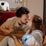 Miłość w kapciach: 21 domowych randek za grosze, które rozpalą wasz wieczór