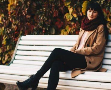 Szal + płaszcz: 9 eleganckich wiązań, które odmienią Twój look