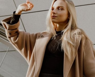 Wełniany płaszcz w roli głównej: 12 stylowych połączeń od biura po weekend