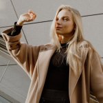 Wełniany płaszcz w roli głównej: 12 stylowych połączeń od biura po weekend