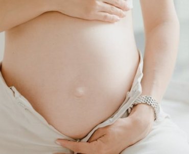 Pierwszy ciążowy brzuszek: kiedy zaczyna być widoczny i co na to wpływa?