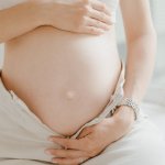 Pierwszy ciążowy brzuszek: kiedy zaczyna być widoczny i co na to wpływa?