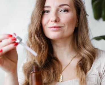 Zapuszczasz włosy? Sprawdź, jak często sięgać po wcierkę z kozieradki, by zobaczyć realne efekty