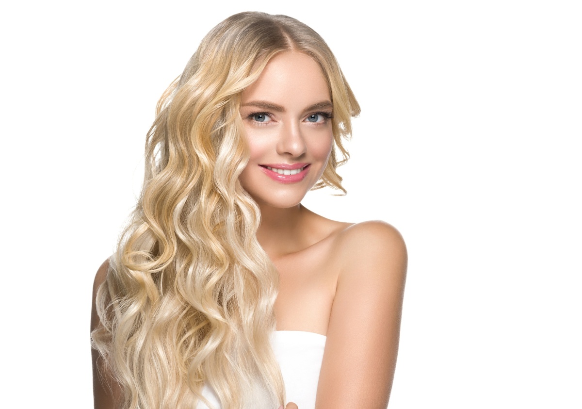 Jak wyeliminować żółte odcienie i odświeżyć blond?