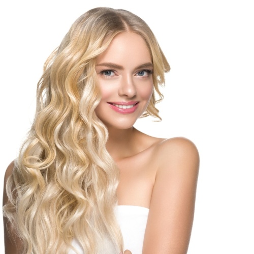 Jak wyeliminować żółte odcienie i odświeżyć blond?