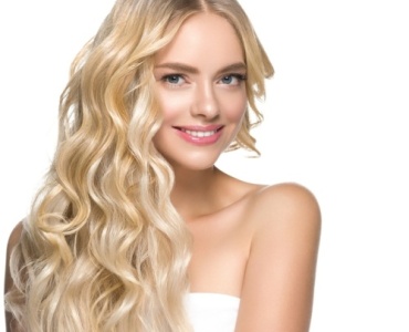 Jak wyeliminować żółte odcienie i odświeżyć blond?